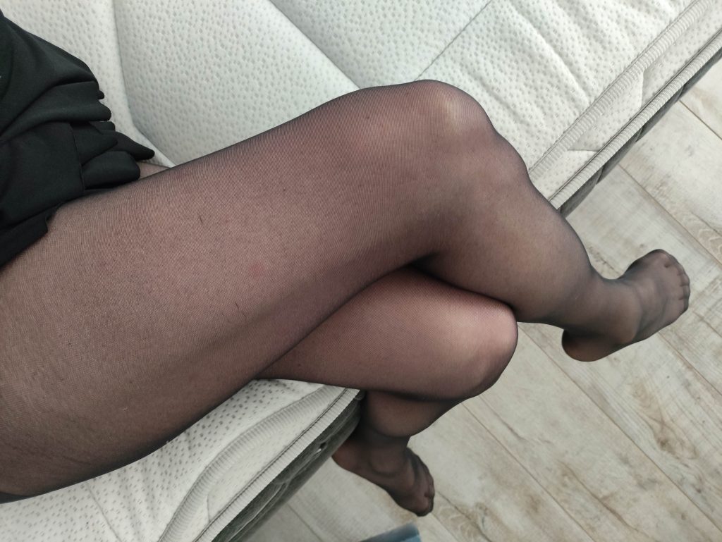 caresses de mes jambes en collants noir à CREPY EN VALOIS - annonce Wannonce