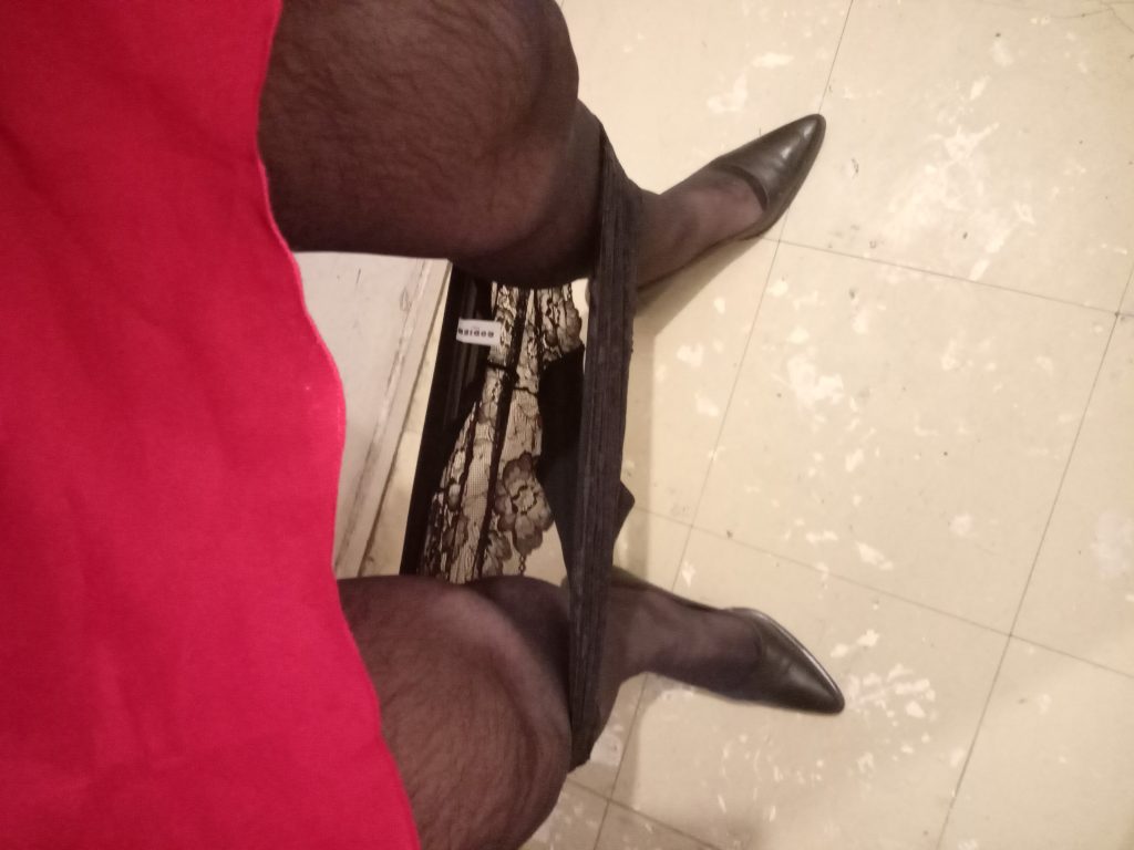 En mini jupe bas string cherche mur velus et gras à PARIS 18 - annonce Wannonce