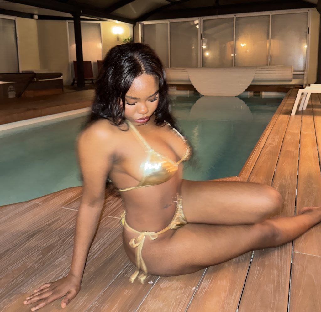 Jeune femme cherche piscine et bonne compagnie à PARIS 15 - annonce Wannonce