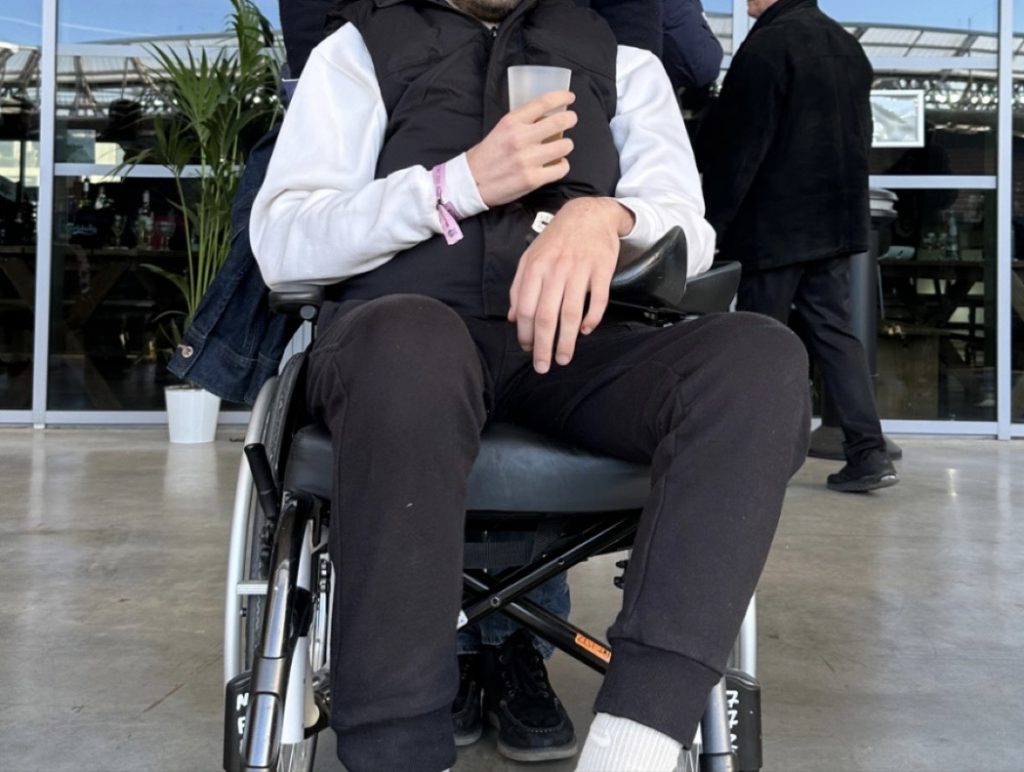 Jeune homme sur fauteuil roulant à NICE - annonce Wannonce
