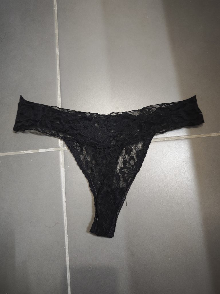 Un joli string noir de taille S - annonce Wannonce