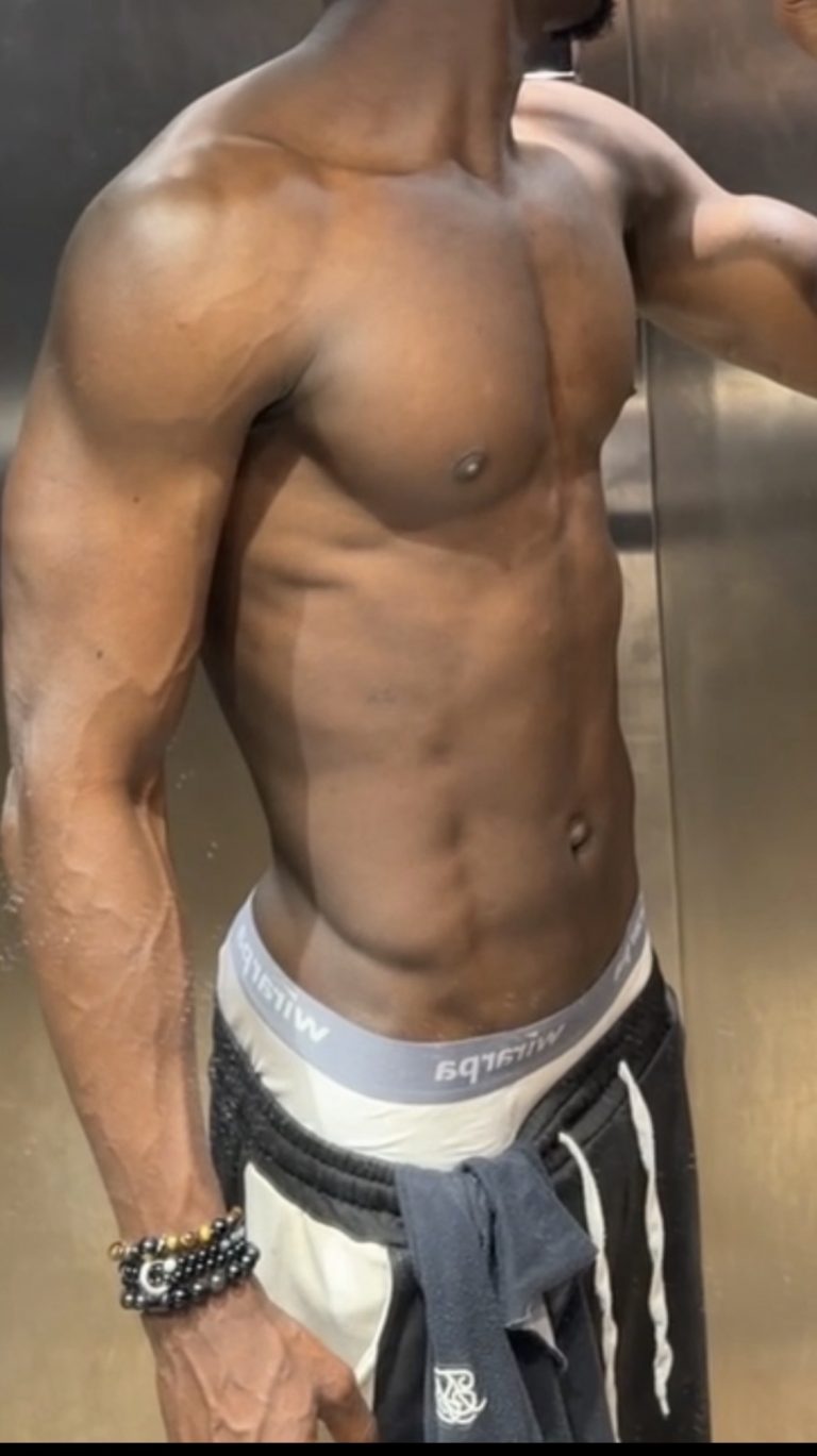 Jeune black pour femme seule ou couple