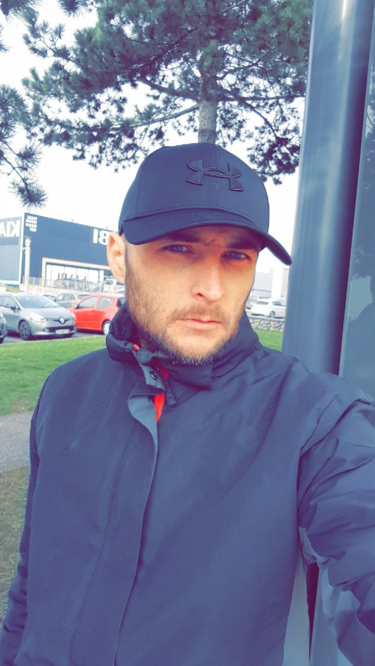 homme disponible discret pour femme ou couple
