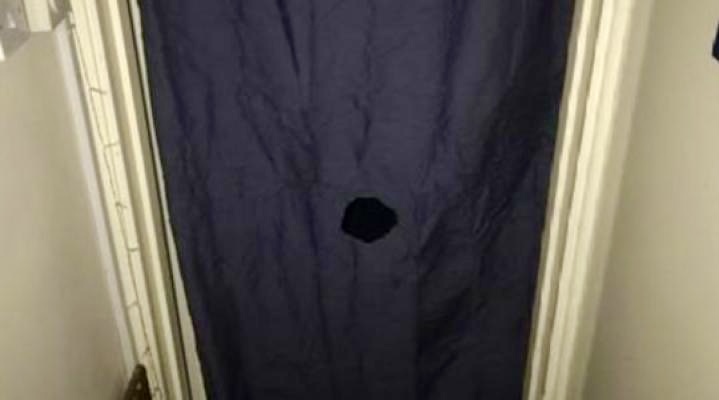 Je suce en gloryhole anonyme avec capote gorge profonde